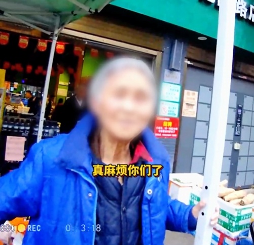 “我不该来这...”街头，迷路老人一句话让人心疼