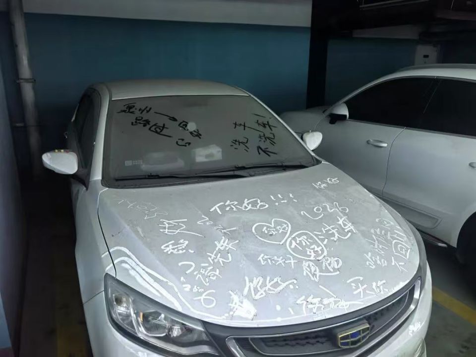 “啥时候回？”长沙一车库两台车停太久成留言板，保洁：停车费超万元，有时会义务擦车