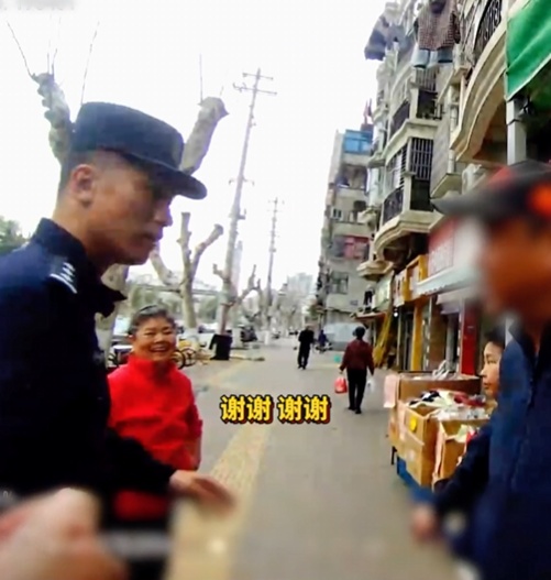 “我不该来这...”街头，迷路老人一句话让人心疼