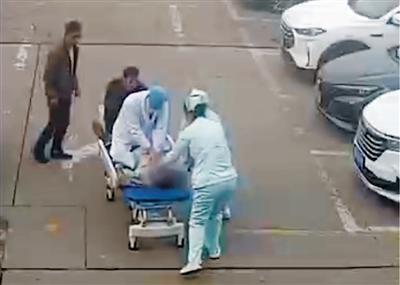 抢抓黄金时间！众人合力完成了这场院前急救