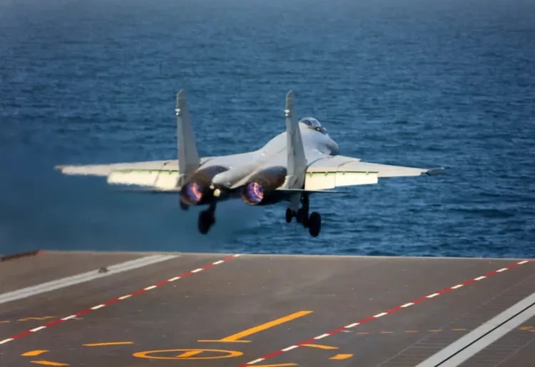 25年了！他的墓前又摆满了战机模型