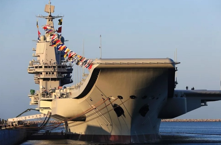 25年了！他的墓前又摆满了战机模型