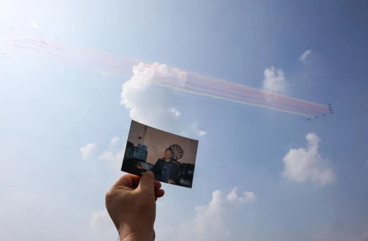 25年了！他的墓前又摆满了战机模型