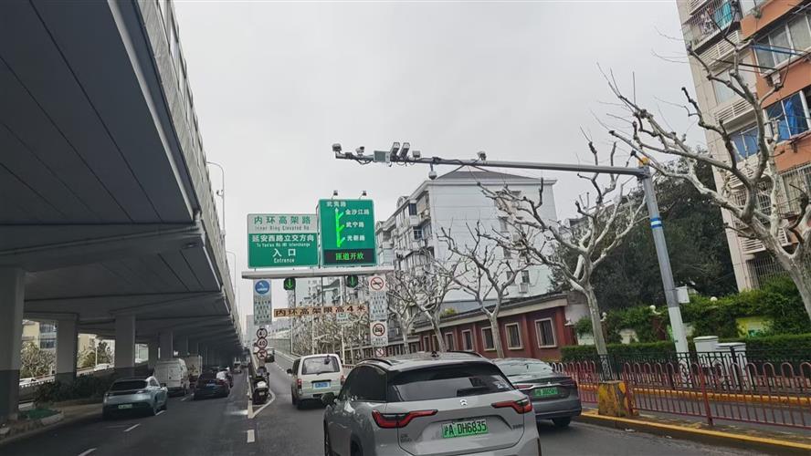 “自动感应劝阻”系统“驻守”高架,上海全年劝离行人“闯禁”1200余次 “自动感应劝阻”系统“驻守”高架,上海全年劝离行人“闯禁”1200余次