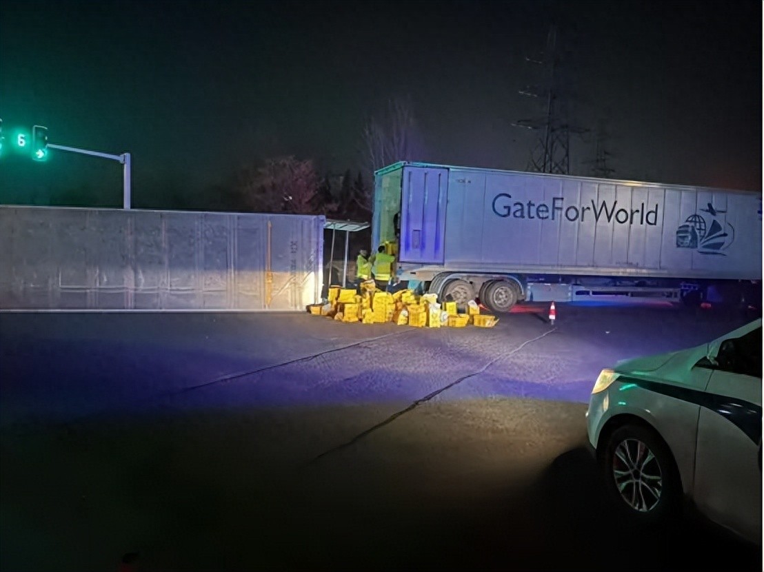 满载葡萄冷链车侧翻,兵团交警6小时极速保鲜 满载葡萄冷链车侧翻,兵团交警6小时极速保鲜