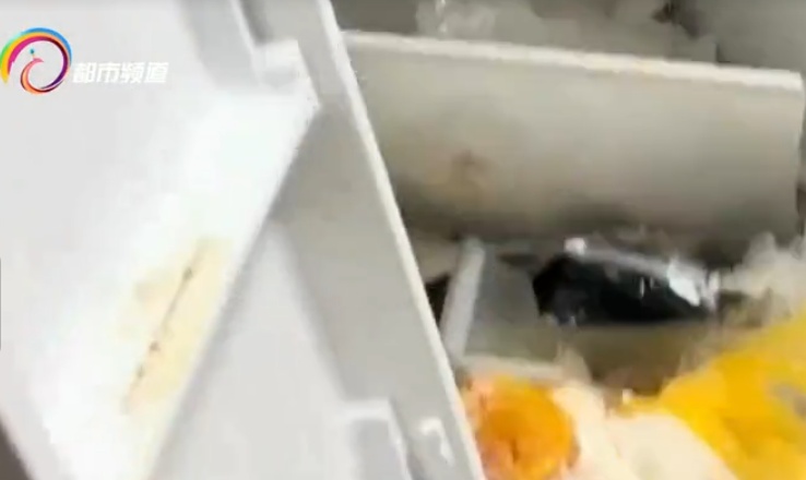 深夜突然爆炸，家里一片狼藉！紧急提醒：干冰千万别放冰箱，已有多人中招