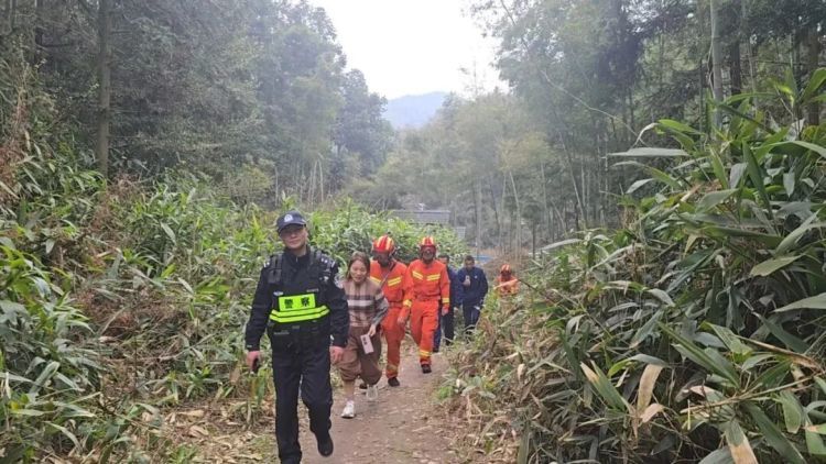 暴雨将至！8人被困深山，他们上演“极速救援”