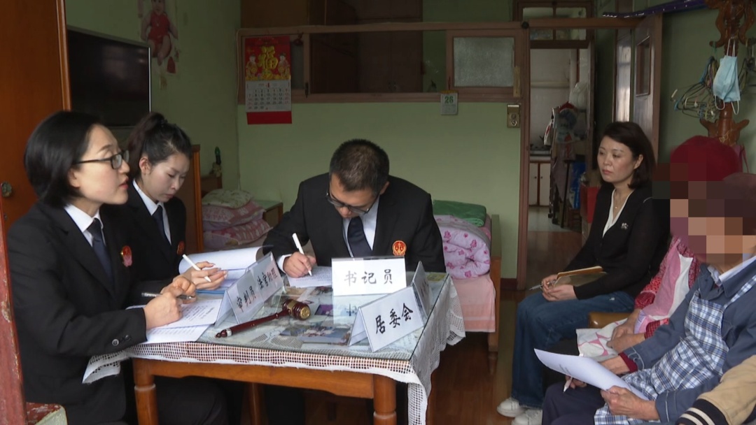 上海九旬老人突病倒，精神疾病儿子谁来照顾？解决方案来了