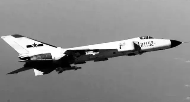 25年了！他的墓前又摆满了战机模型