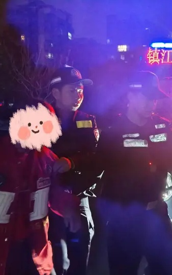 深夜，镇江一男子瘫倒在路边！