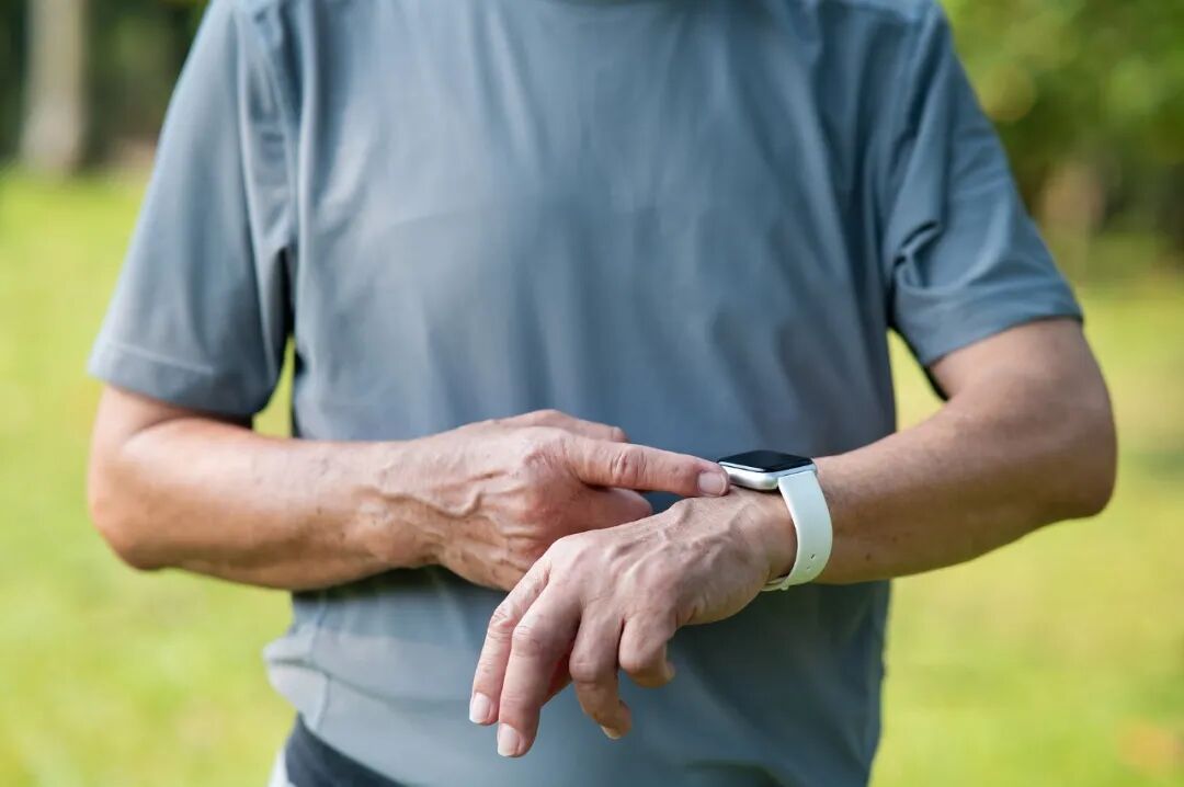 戴智能手表跑步，致重要机密泄露……国安部披露→