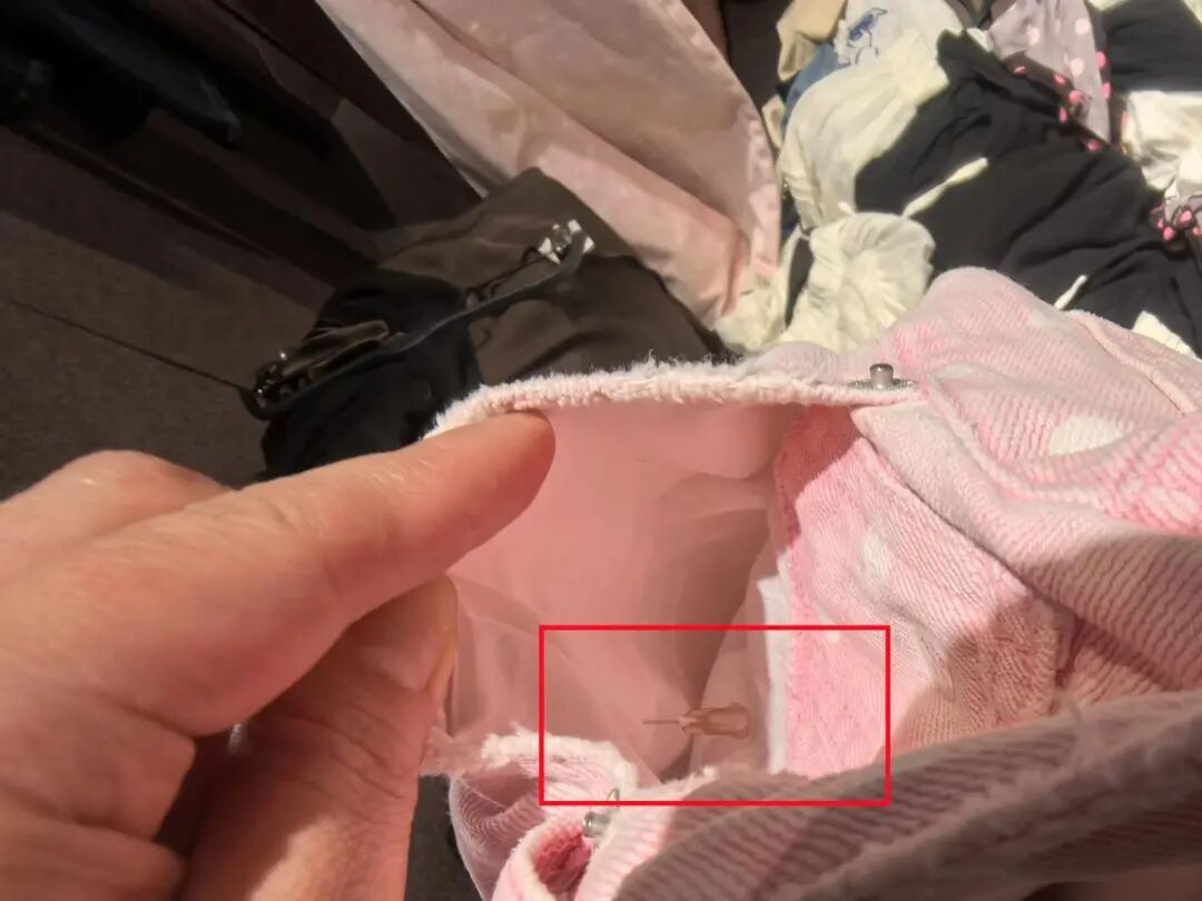 网友称在Zara一门店试衣时,被裤子口袋里的针头扎到出血,涉事门店:公司正配合处理 网友称在Zara一门店试衣时,被裤子口袋里的针头扎到出血,涉事门店:公司正配合处理