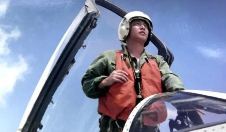 25年了！他的墓前又摆满了战机模型