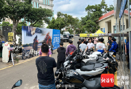 张雪机车海口店销量翻倍 冠军车型820RR成“明星”被围观