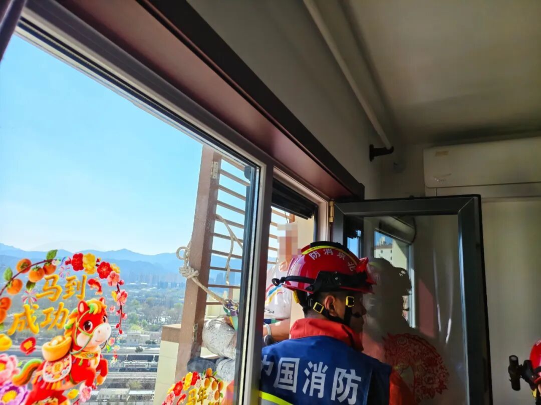 89岁独居老人被困家中，竟翻窗从27层爬到21层！消防紧急救援