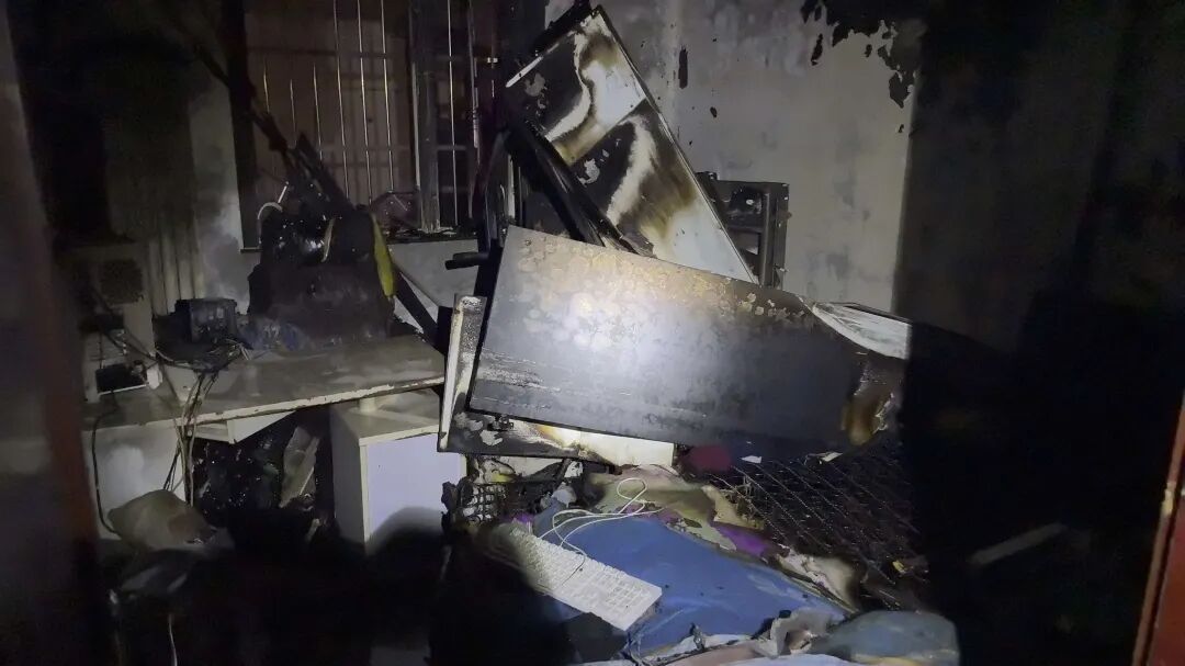 居民家中卧室起火，原因是它