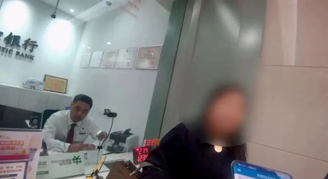 上海老夫妻携35万和骗子“硬刚”！儿子被蒙在鼓里，民警急了：太危险！