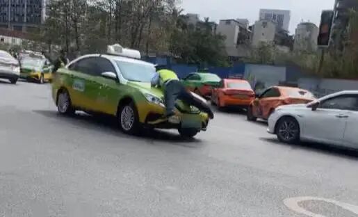 一出租车司机顶撞执法人员至引擎盖上行驶百余米，柳州警方通报