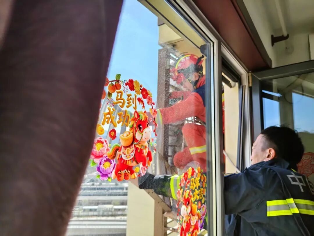 89岁独居老人被困家中，竟翻窗从27层爬到21层！消防紧急救援