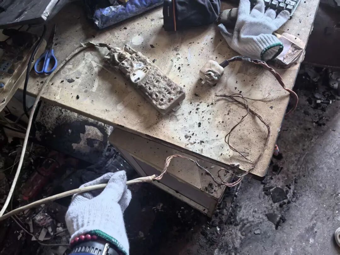 居民家中卧室起火，原因是它