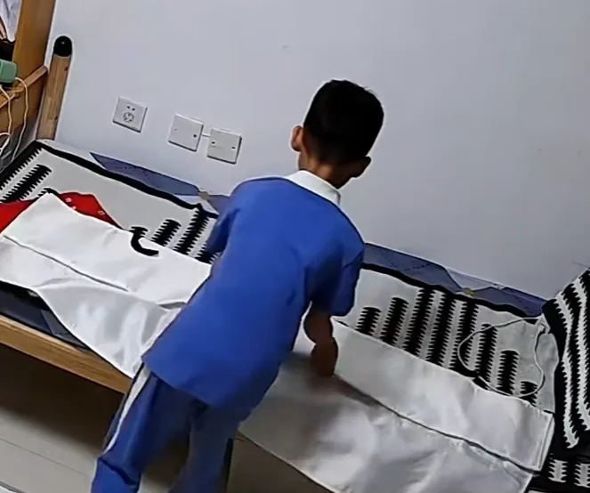 男孩在家中玩灭火毯，脸上、脖子上、腿上被“隐形针”扎得刺痛，妈妈崩溃：根本拔不完