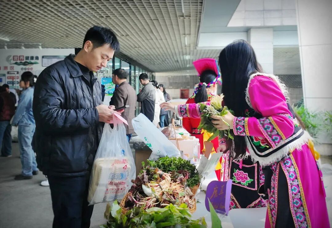 又火了！年轻人开始流行组团“打野”，很多四川人都在挖挖挖