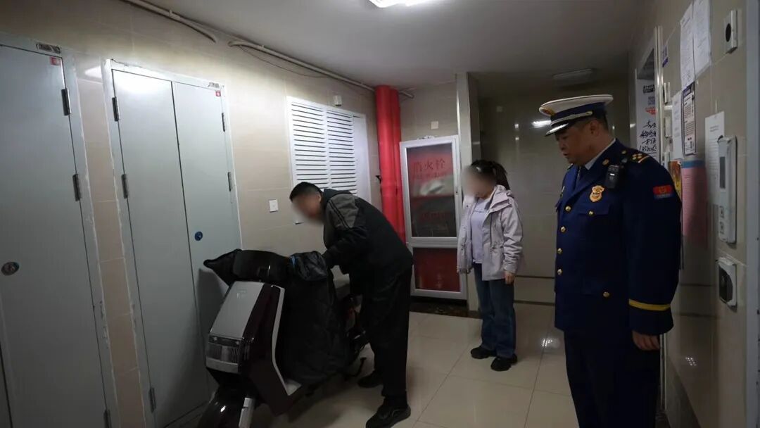 “我放这儿碍谁了？”北京一住户将电动自行车停在楼道里，还拒不配合整改…