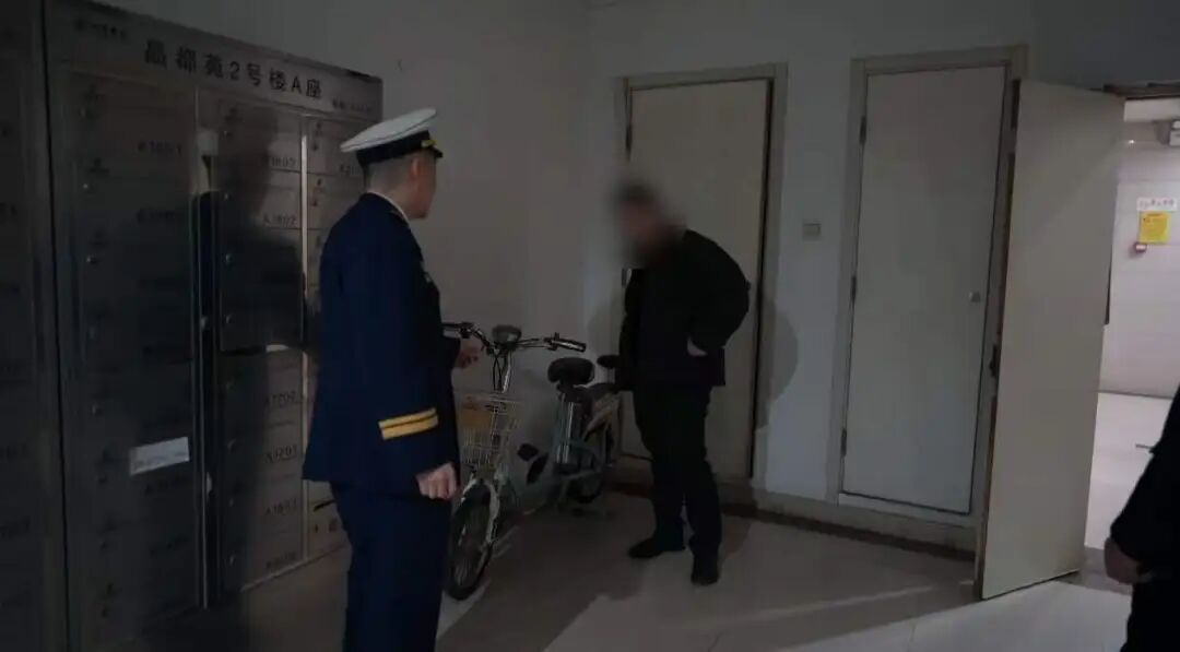 “我放这儿碍谁了？”北京一住户将电动自行车停在楼道里，还拒不配合整改…