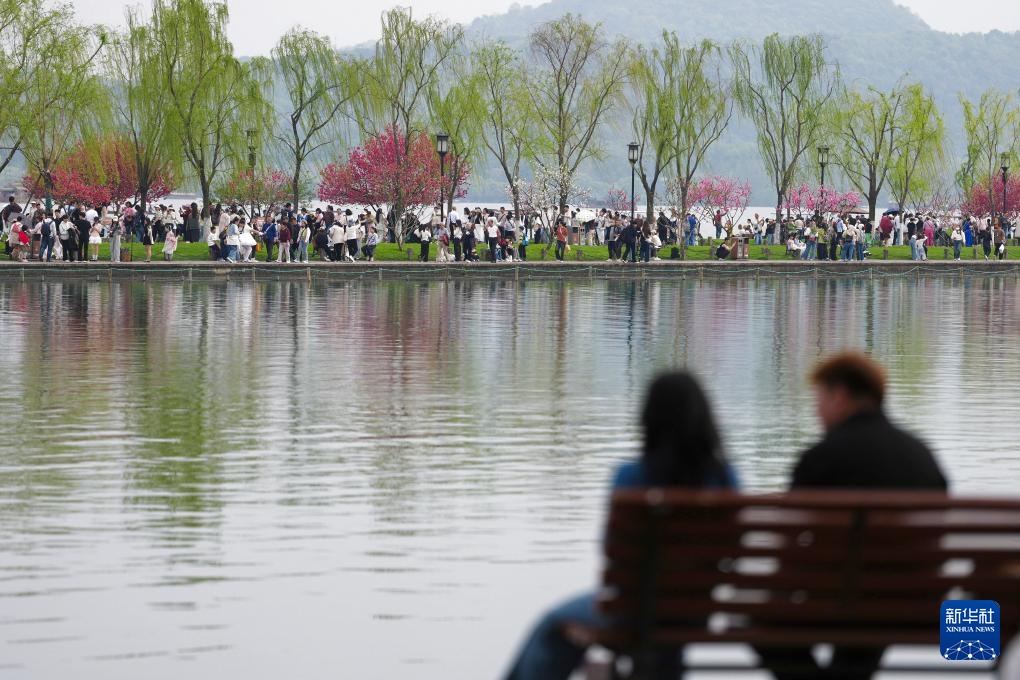 杭州西湖：又是桃红柳绿时