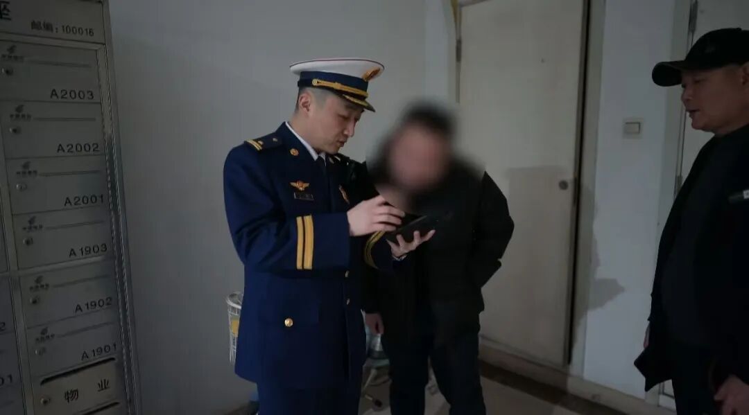 “我放这儿碍谁了？”北京一住户将电动自行车停在楼道里，还拒不配合整改…