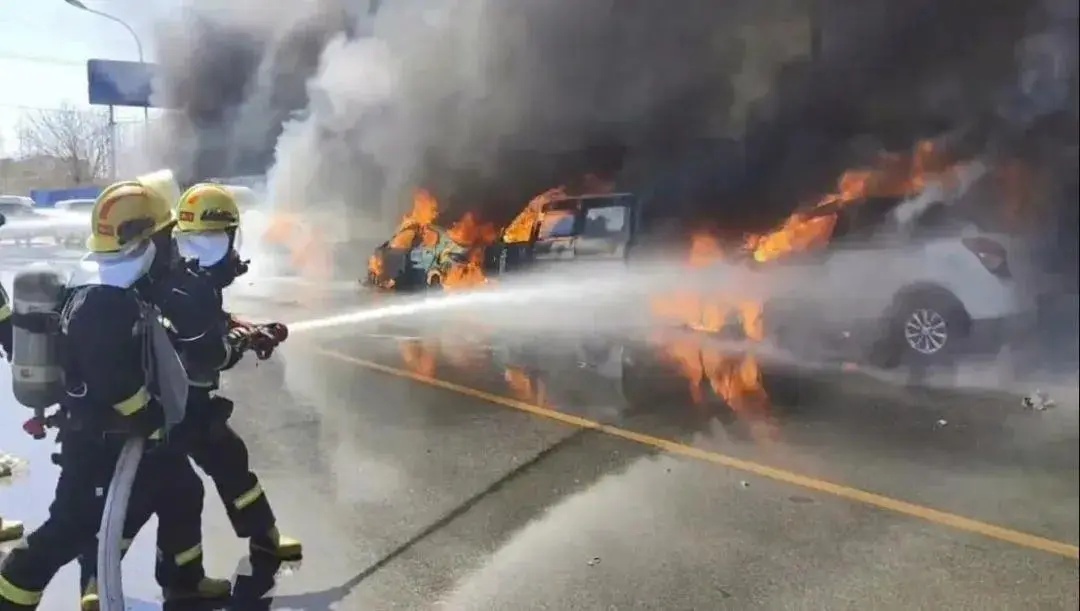 路口烧纸引燃9辆车！提醒：文明祭祀，平安清明