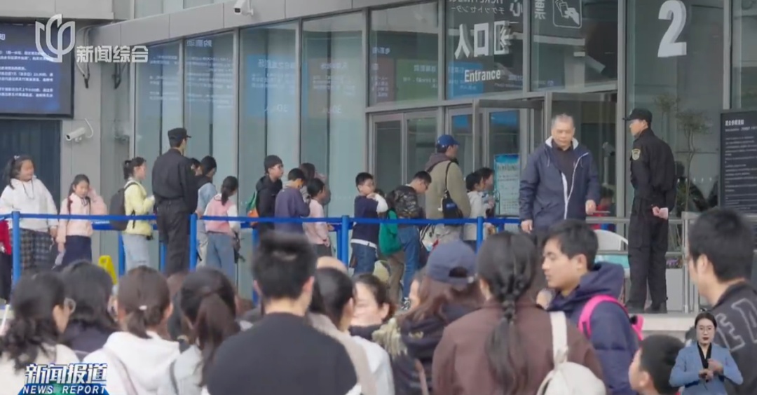 上海人一脸震惊！这几天怎么了？迪士尼门票售罄，早上5点起排队！全市多景点被挤爆