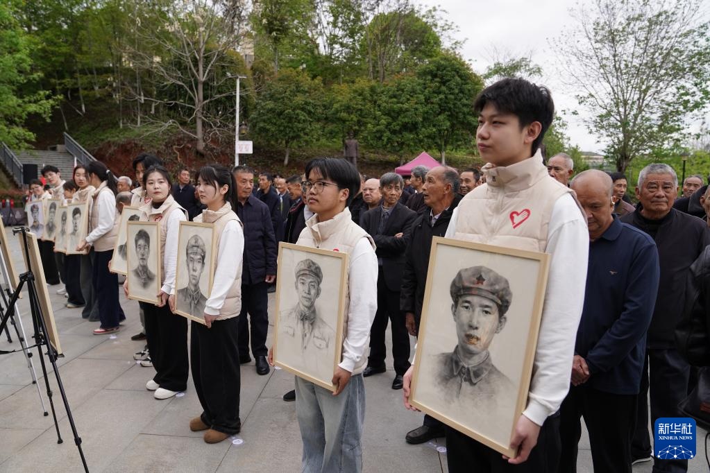 让故乡亲人看看这些年轻的脸