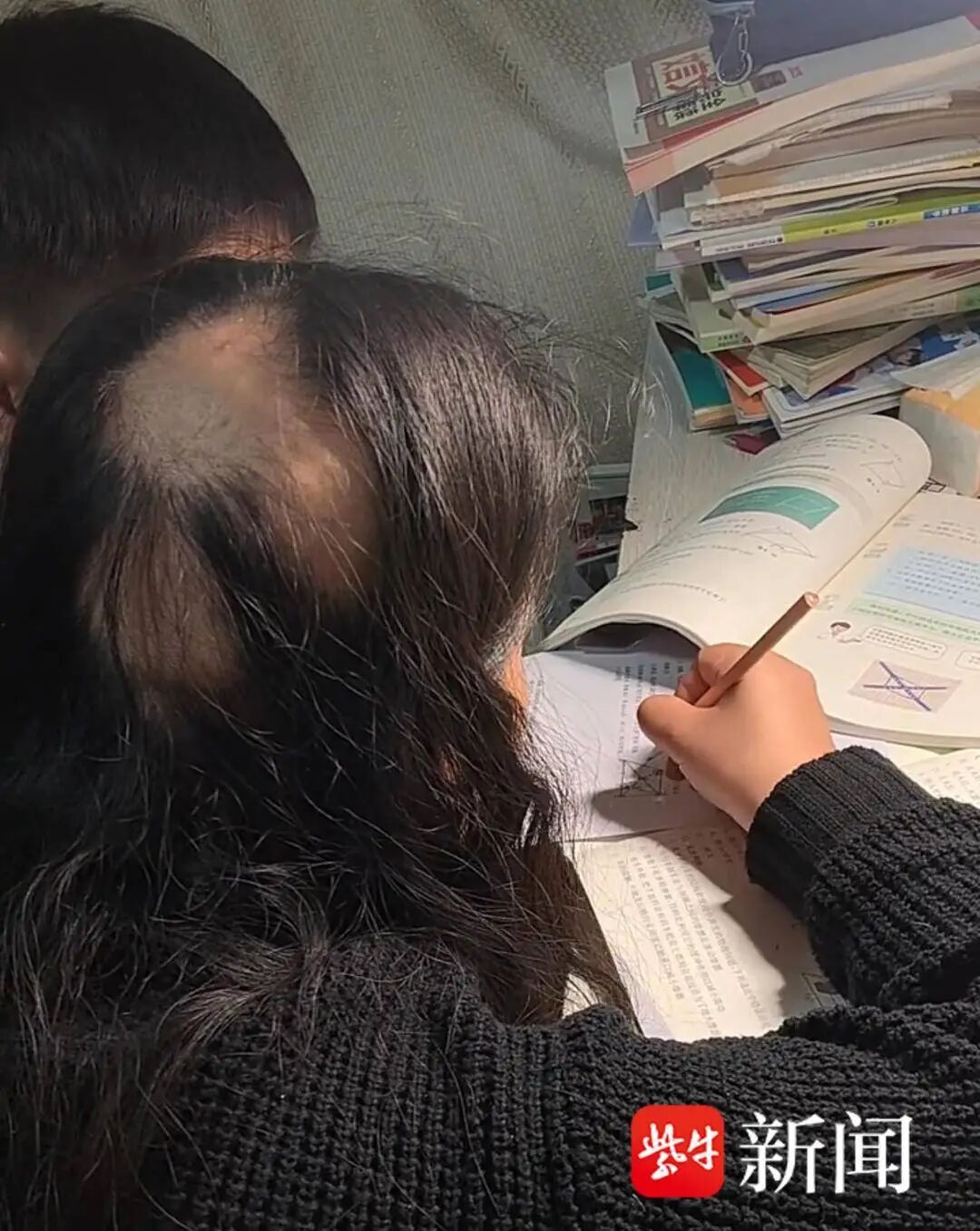 震惊！宝妈辅导作业遭遇“鬼剃头”