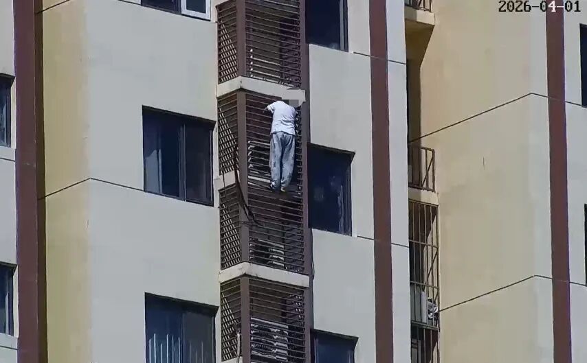 89岁独居老人被困家中，竟翻窗从27层爬到21层！消防紧急救援