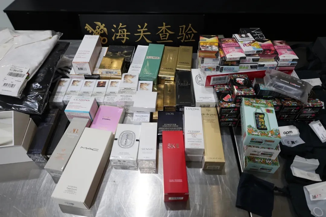 一旅客违规携带饰品、化妆品等119件入境 被海关查获