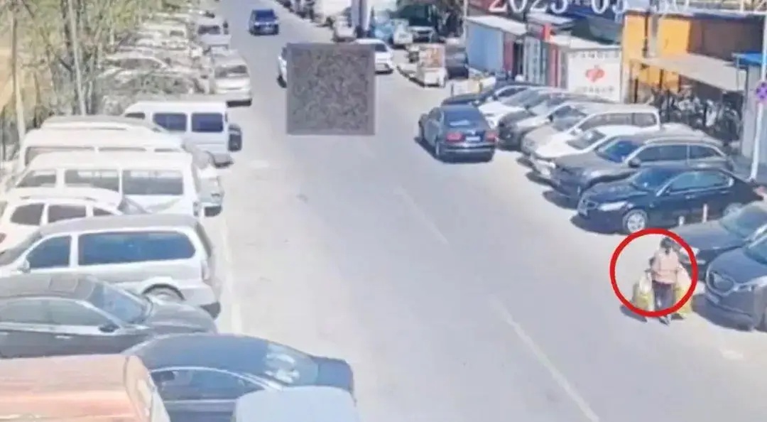 路口烧纸引燃9辆车！提醒：文明祭祀，平安清明