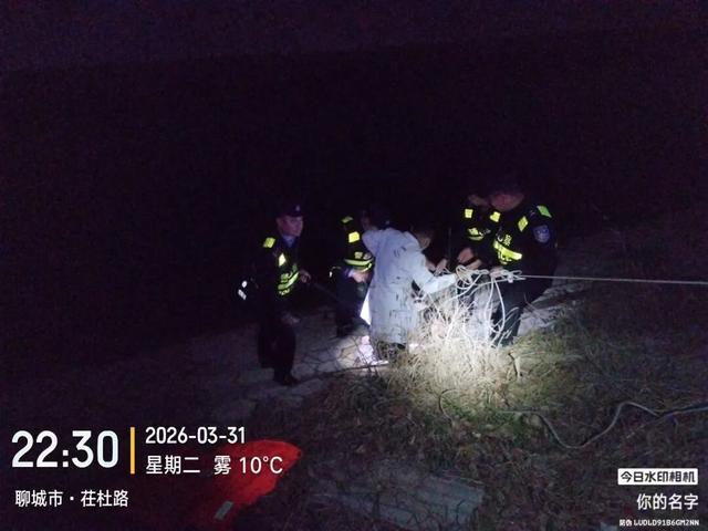 22：13报警，22：30上岸！17分钟，他们拽回一条命！