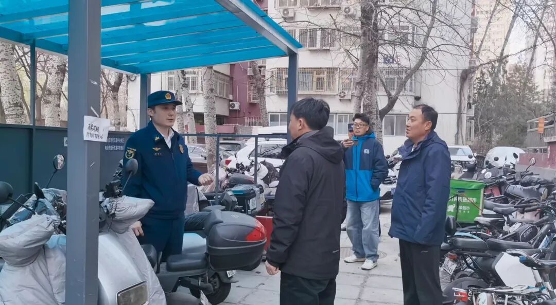 “我放这儿碍谁了？”北京一住户将电动自行车停在楼道里，还拒不配合整改…