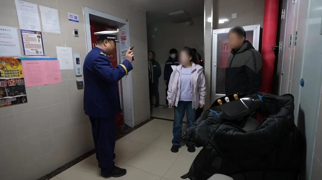 “我放这儿碍谁了？”北京一住户将电动自行车停在楼道里，还拒不配合整改…