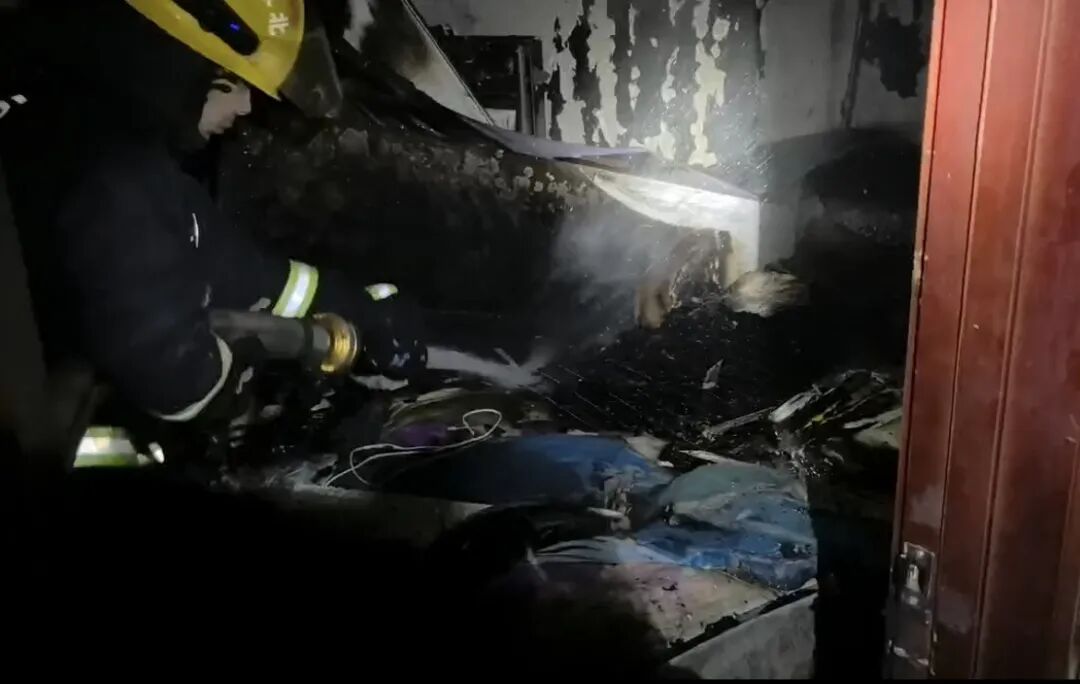 居民家中卧室起火，原因是它