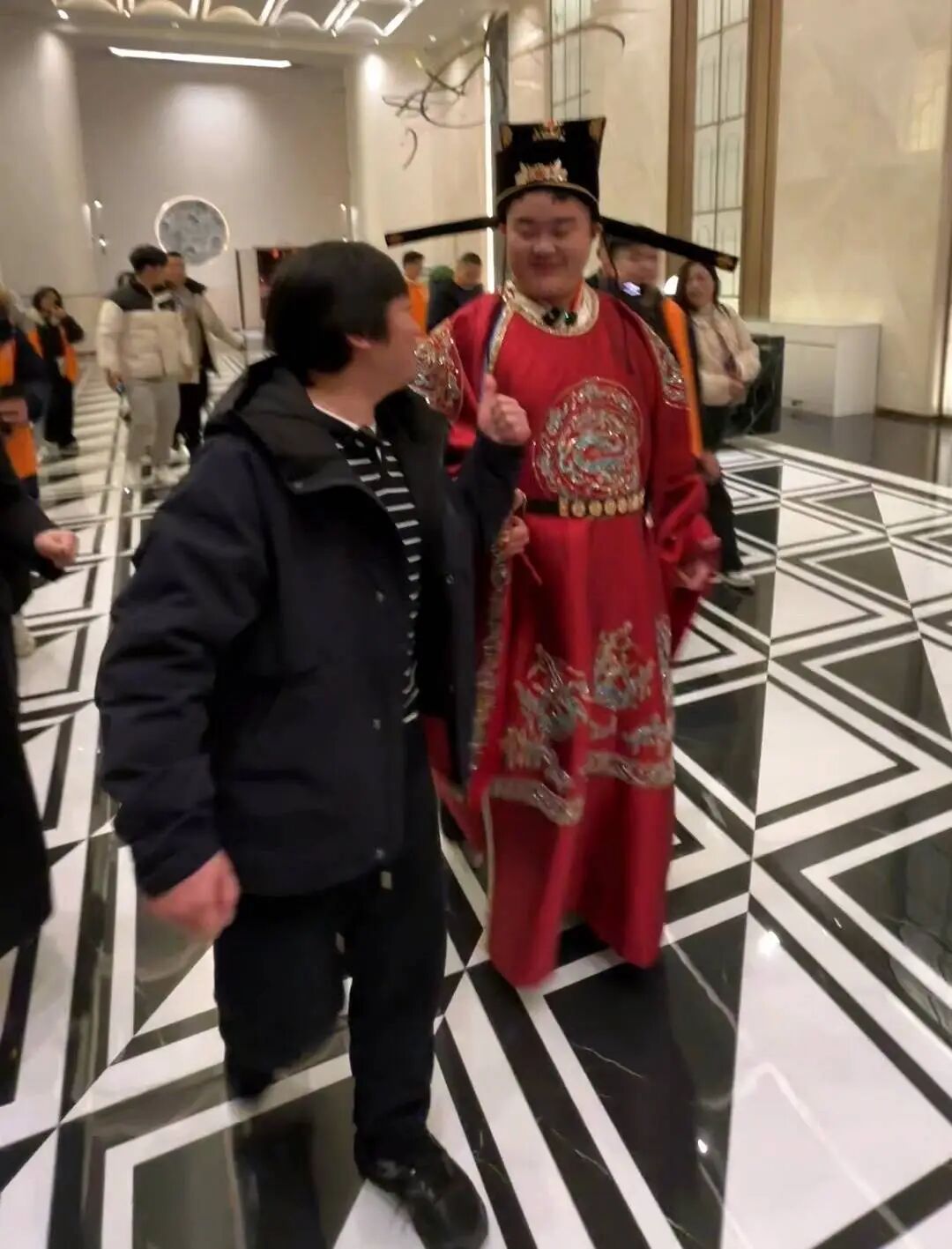 20年追逐机车梦，身边人眼中的张雪：工作执着专注，为人随和真诚