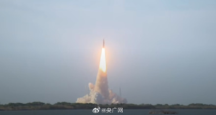 美国执行载人绕月任务火箭发射升空