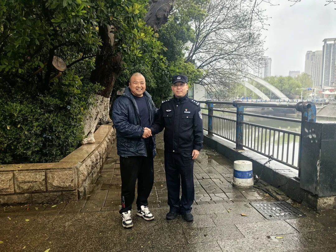 凌晨2点，他跳下去救人，发现水里还有一个老熟人……