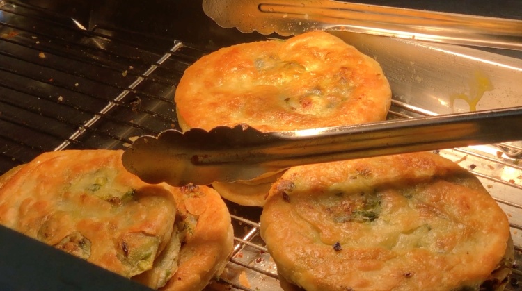 “阿大葱油饼”重开不到一年停业！阿大坦言“儿子年纪轻，很多情况不懂，走了弯路”