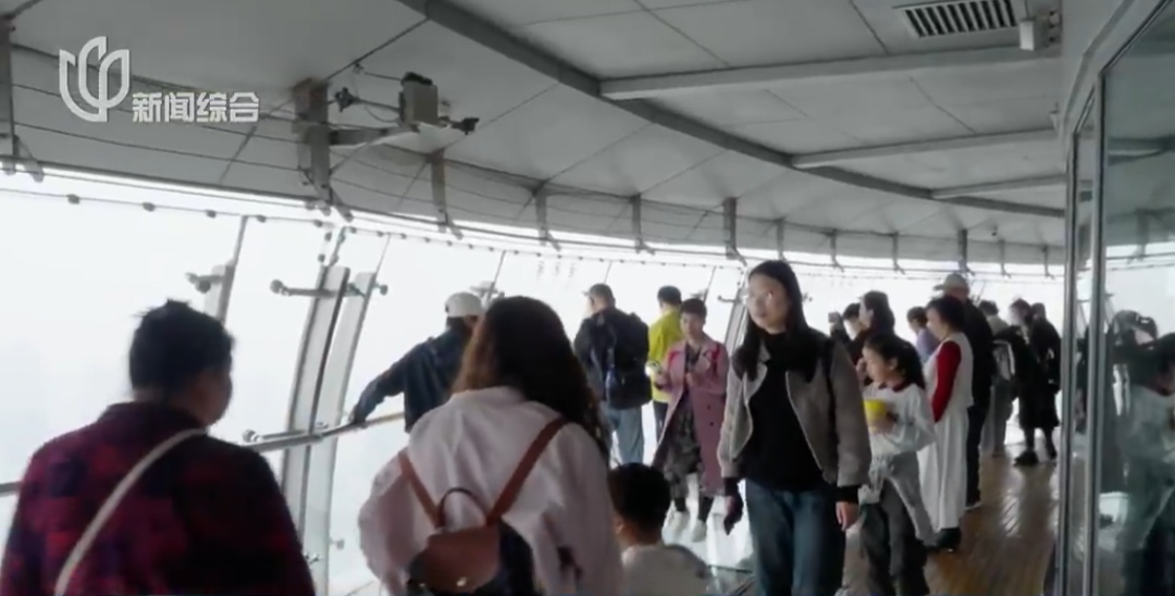 上海人一脸震惊！这几天怎么了？迪士尼门票售罄，早上5点起排队！全市多景点被挤爆