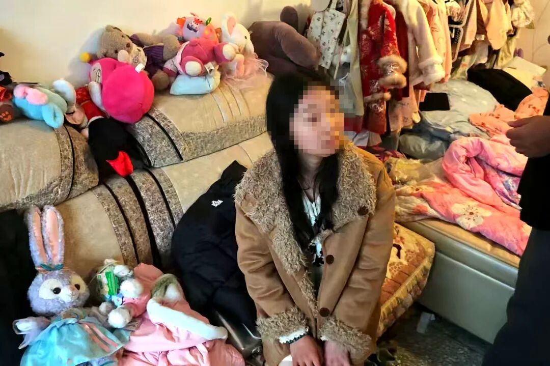 上海迪士尼热门玩偶接连“失踪”，警方一查：都是这类用户干的