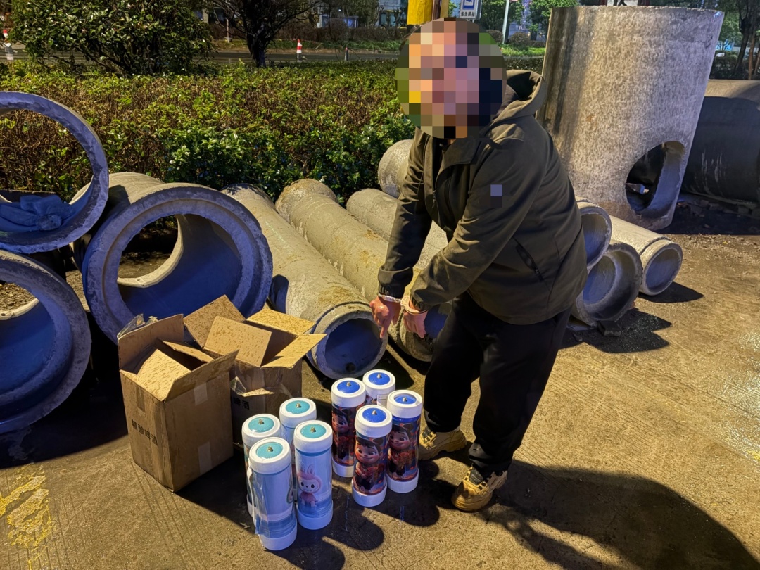 社交揽客、隐蔽藏“气”！安徽安庆警方破获一起非法贩卖“笑气”案件