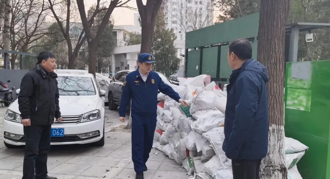 “我放这儿碍谁了？”北京一住户将电动自行车停在楼道里，还拒不配合整改…