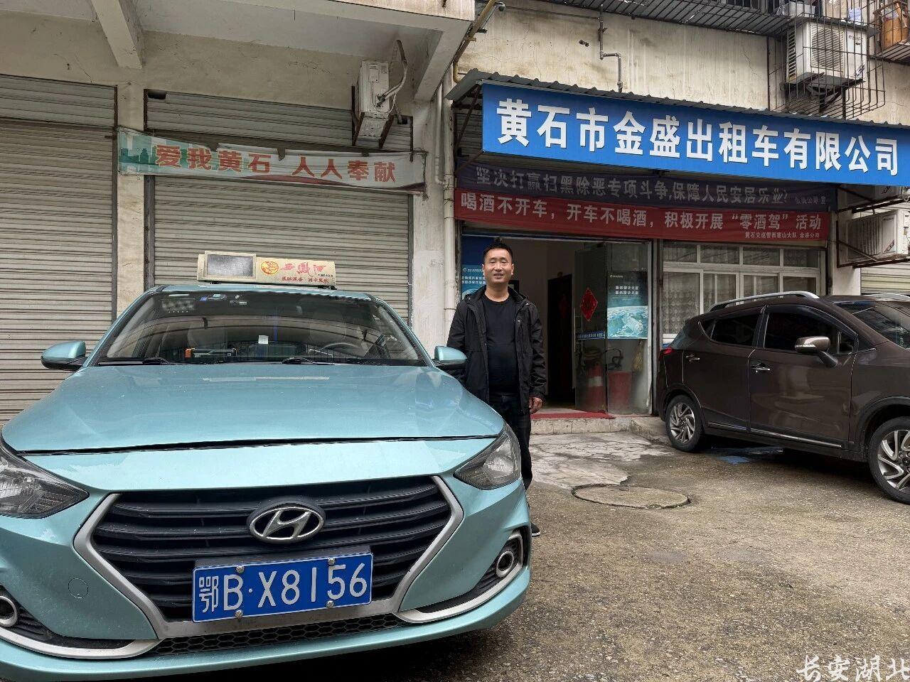 生命至上！黄石的哥“飞车”闯红灯救孕妇，交警：免罚！